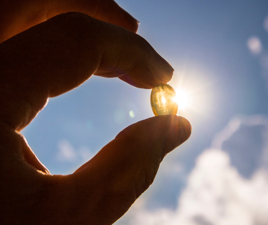 Personne pâle sous parapluie, soleil lumineux au loin.