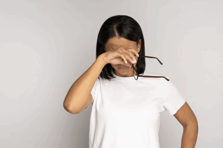 Femme appliquant des gouttes oculaires apaisantes