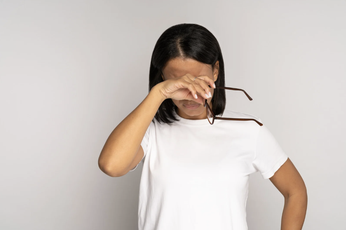 Femme appliquant des gouttes oculaires apaisantes