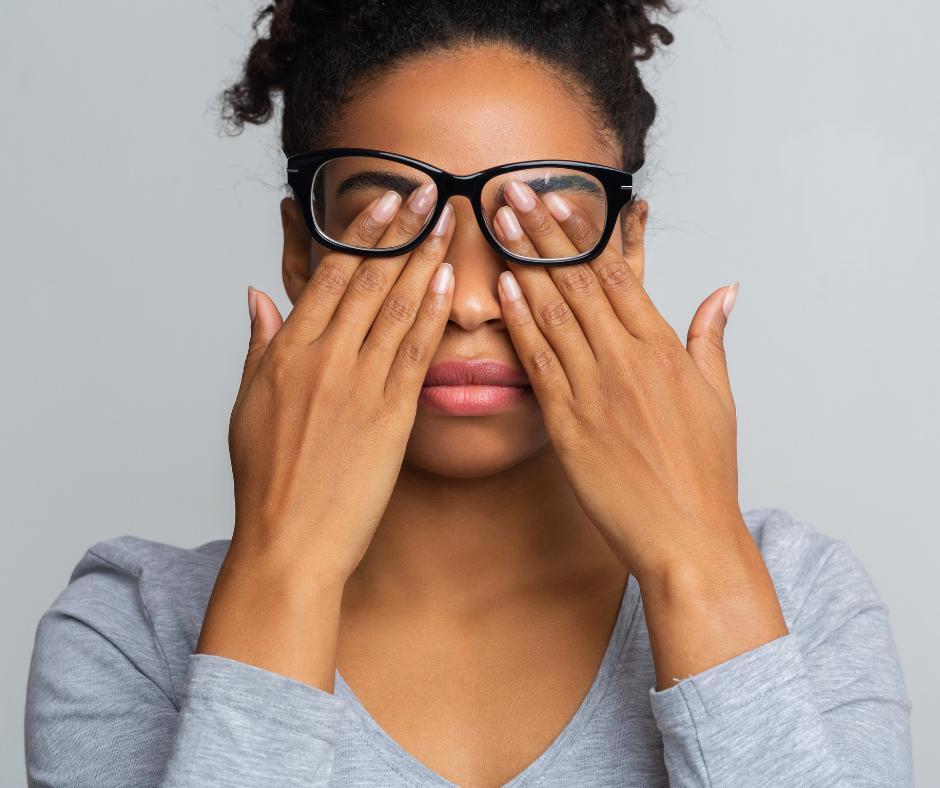 Yeux regardant un écran d'ordinateur.