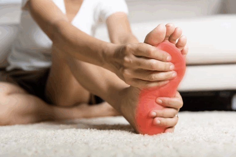 Pied diabétique avec signes de neuropathie et de contrôle de la glycémie.