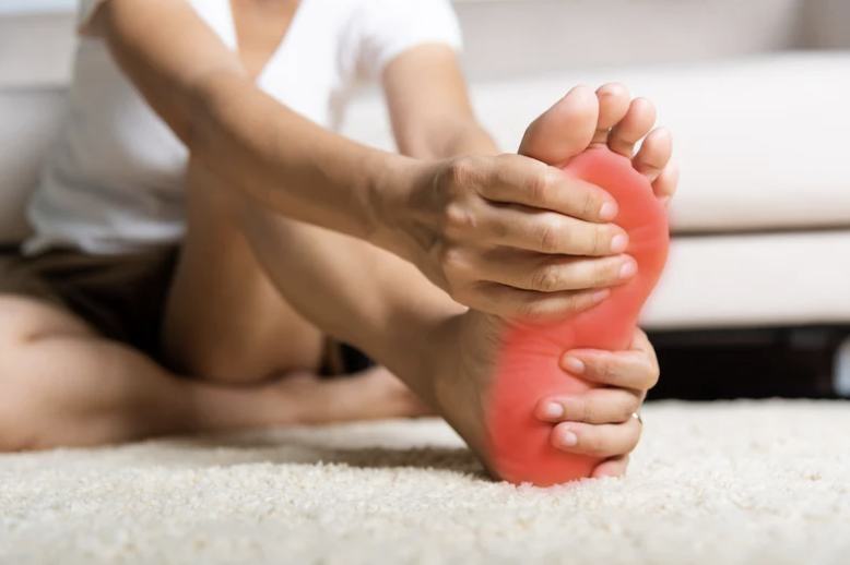 Pied diabétique avec signes de neuropathie et de contrôle de la glycémie.