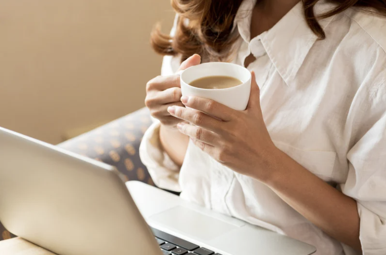 Tasse de café et personne souffrant de migraine.