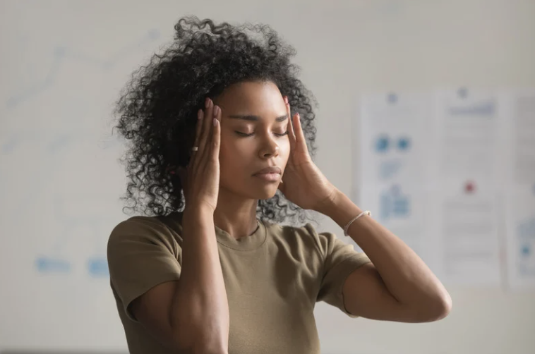 Femme souffrant de migraine vs personne détendue.